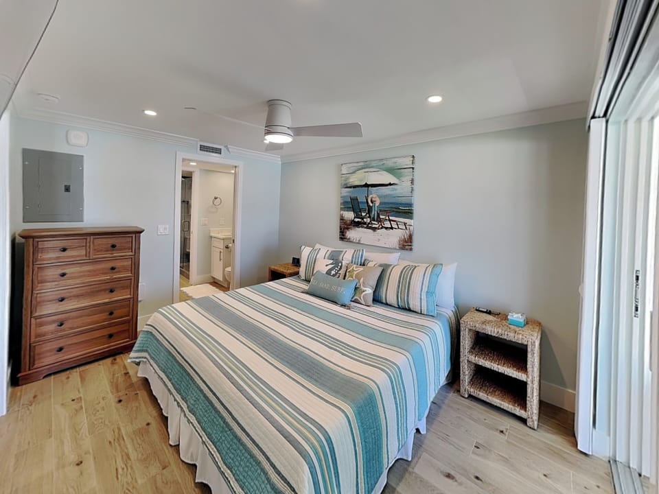 Primary Bedroom - King Bed, TV, Ensuite Bathroom + Lanai Access