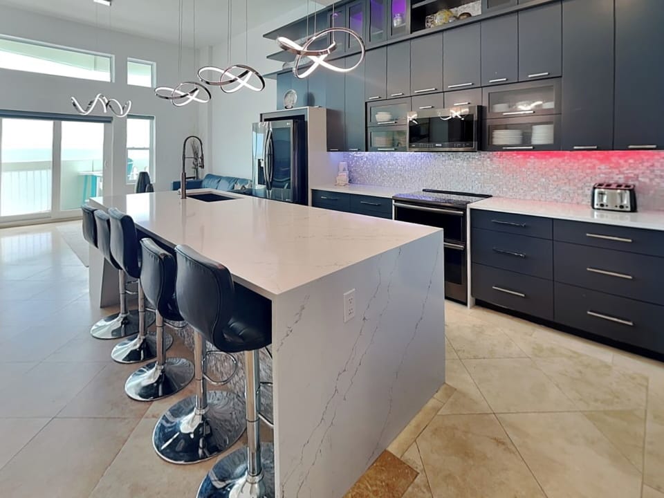 Full Kitchen + Countertop Seating for 5