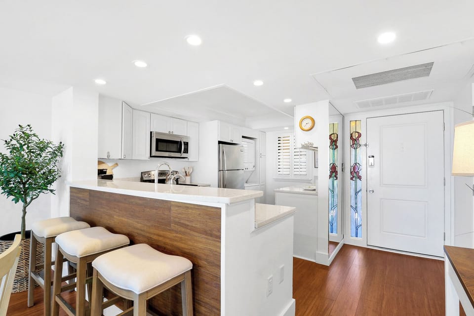 4501 Island Club | Additional dining seating at kitchen countert - 4501 Island Club | Additional dining seating at kitchen countertop