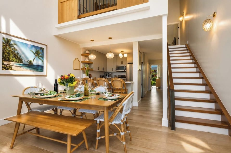 Whether it's fresh poke or homemade pancakes, this dining area is ready for relaxed, island-style meals. KUL-W11