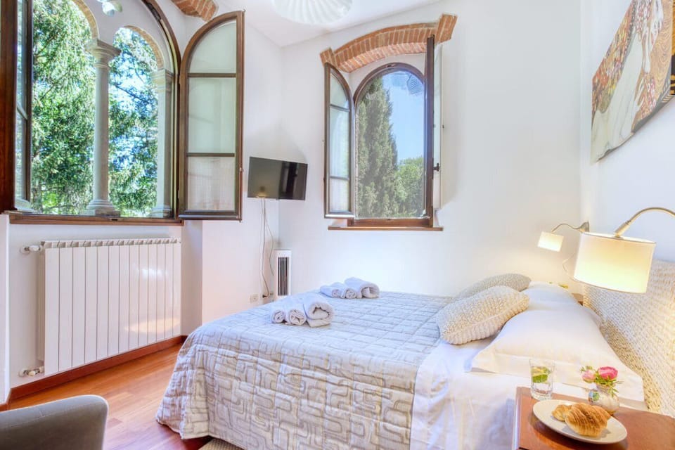 Double bedroom with dual aspect windows