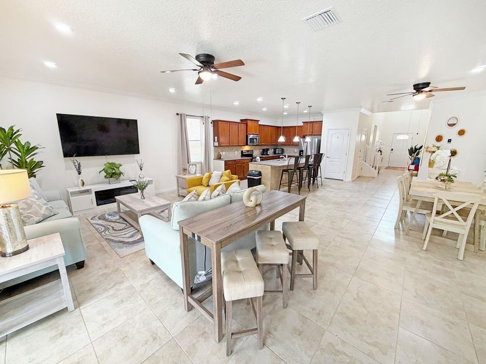10-LivingRoomOverview