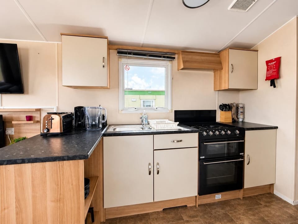 The open plan kitchen, diner and living area is perfect for travelling with family. You can keep up with the conversation no matter where you are.