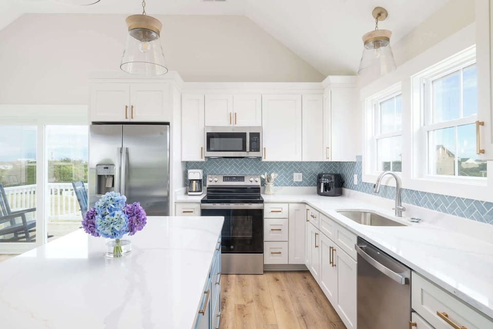 Top Level: Fully Equipped Kitchen w/Island Seating