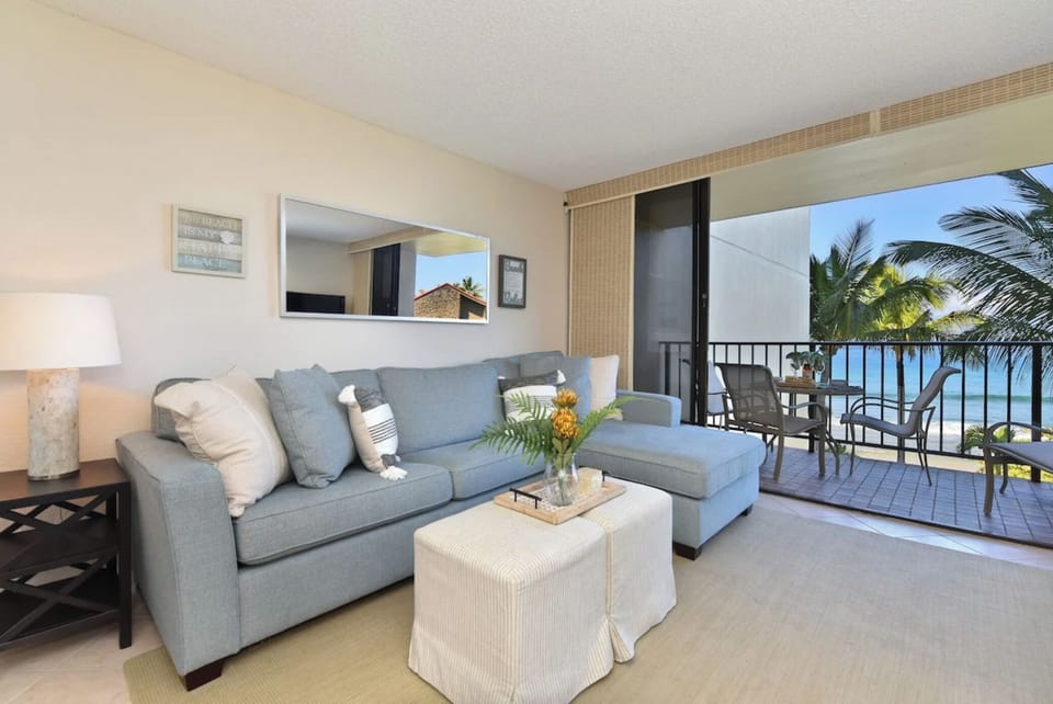 Unit 1 Spacious Living area with ocean breeze