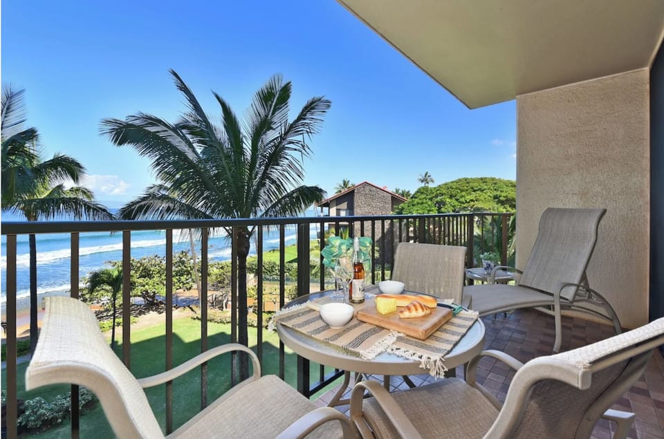 Unit 1 Outdoor dining in your private lanai