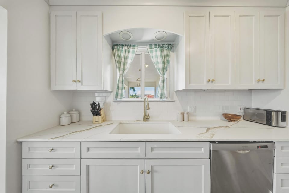 Cook with ease in this fully equipped kitchen, featuring modern appliances and plenty of space for meal prep during your Florida Keys getaway.