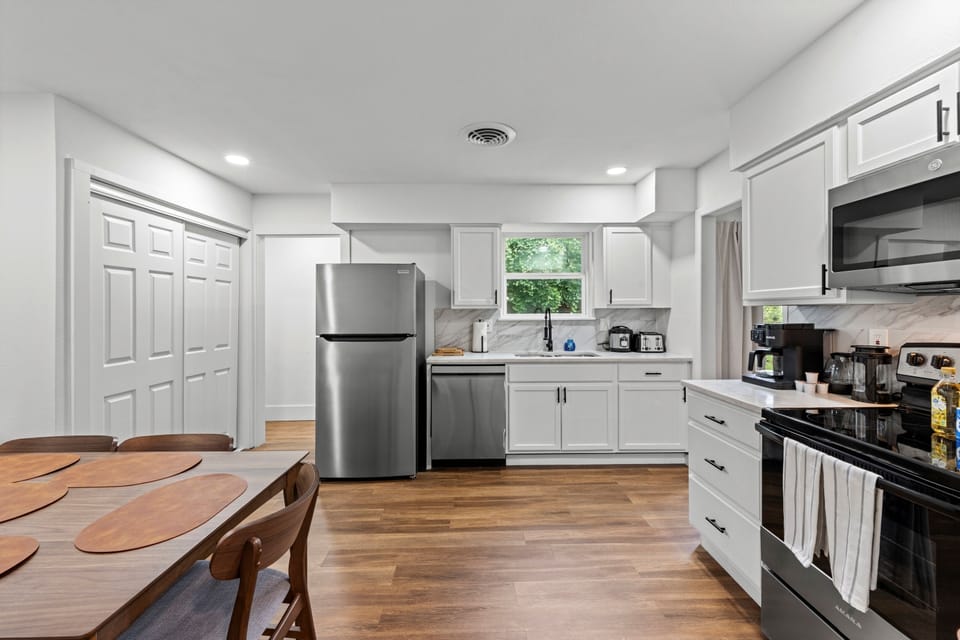 Bright, fully equipped kitchen with modern finishes and everything you need to feel right at home.