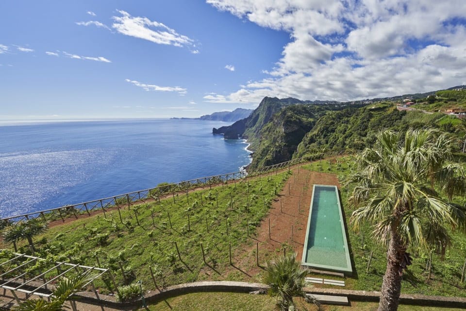 Soak up sweeping coastline panoramas from this dramatic hillside setting.