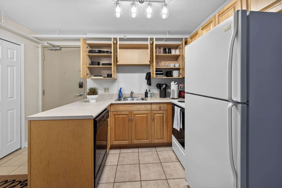 Functional kitchen w/ wood cabinetry, full-size appliances & plenty of prep space