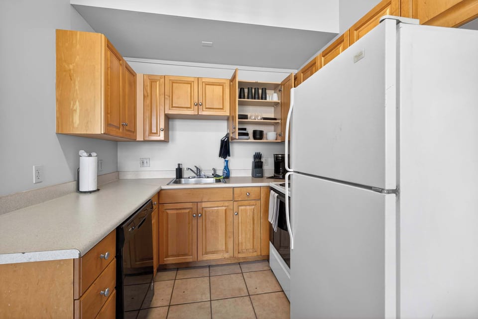 Practical kitchen layout w/ generous cabinetry & full-size appliances for easy cooking