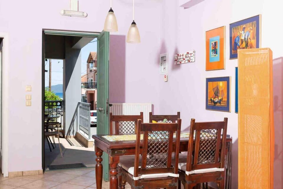 Convenient dining table