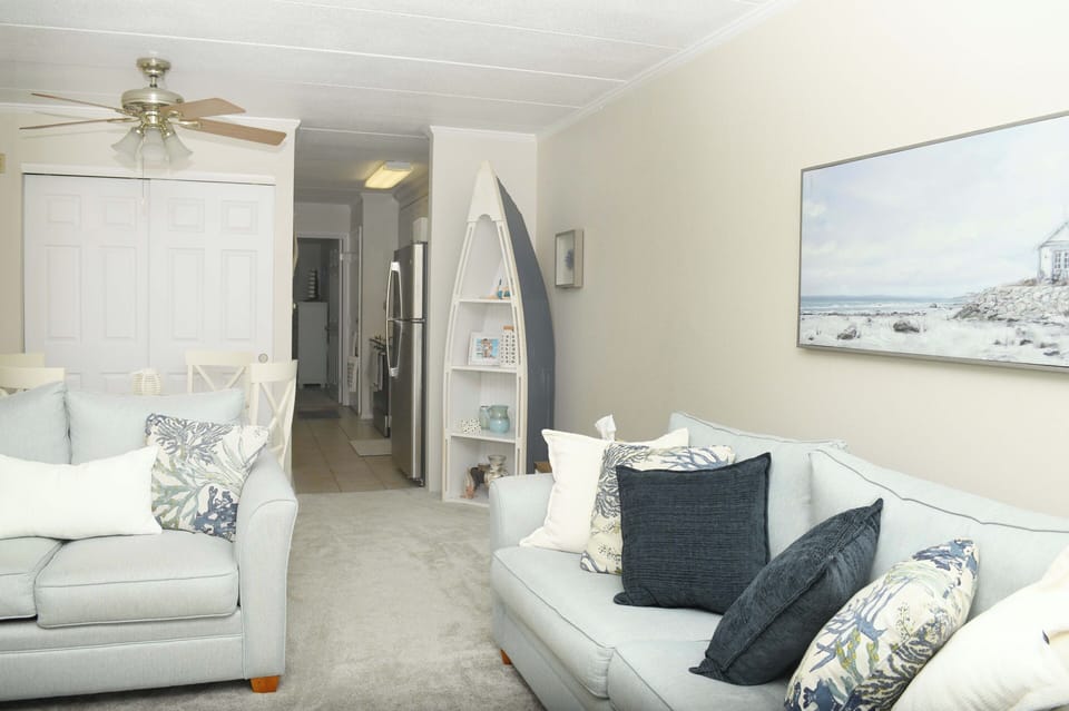 TOP ROYAL NORTH 104-LIVING-AREA