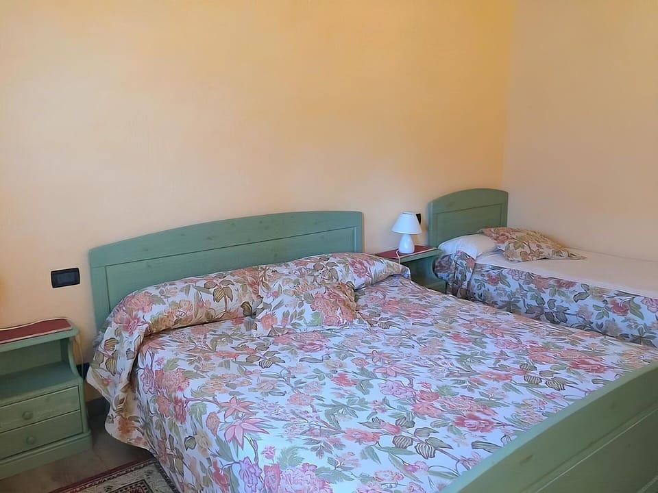 Furniture, Bed, Bedroom, Bed Sheet, Bedding, Floor, Linens, Textile, Flooring, Interior Design