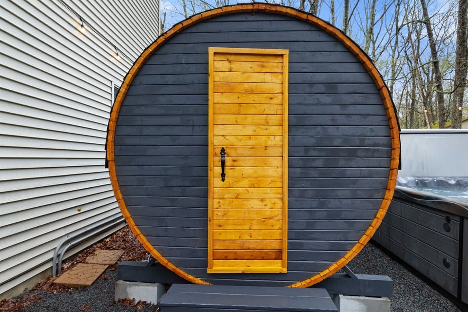 Custom Ukrainian built 12' Sauna with changing room