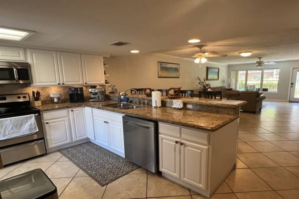 Open Kitchen / Living Area
