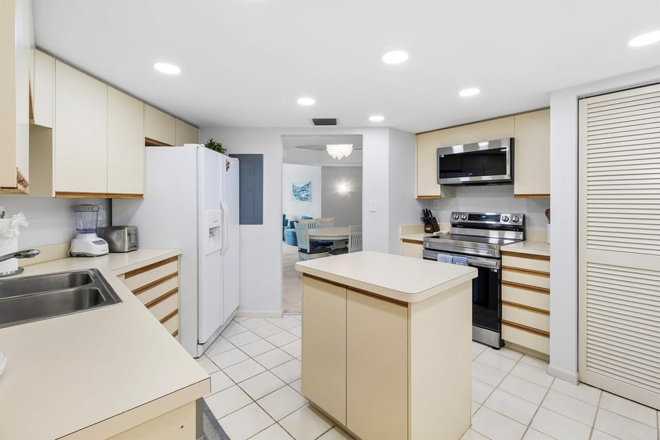 Kitchen, fully stocked with cooking/ eating / drinking utensils