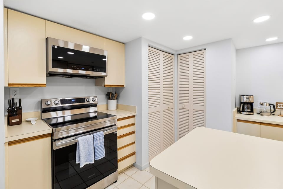 Kitchen, fully stocked with cooking/ eating / drinking utensils