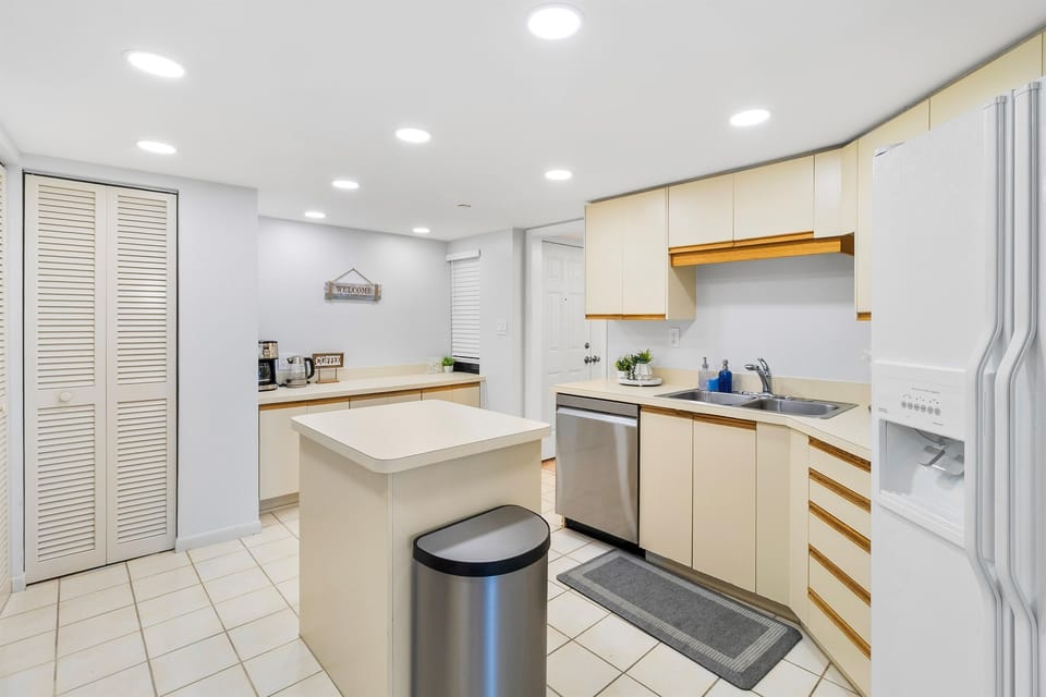 Kitchen, fully stocked with cooking/ eating / drinking utensils
