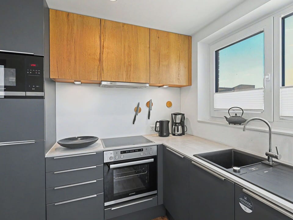 Kitchen, Kitchen Appliance, Countertop, Cabinetry, Major Appliance, Flooring, Interior Design, Home Appliance, Wood, Furniture