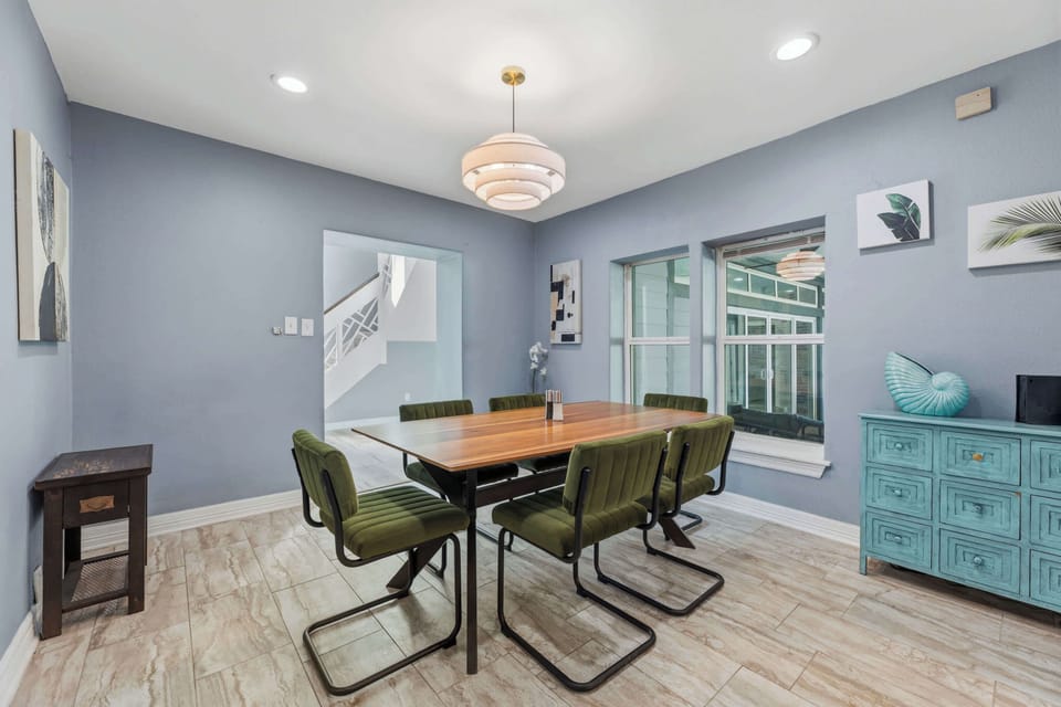 Bright and stylish dining space with comfortable seating, perfect for gathering and sharing meals together.