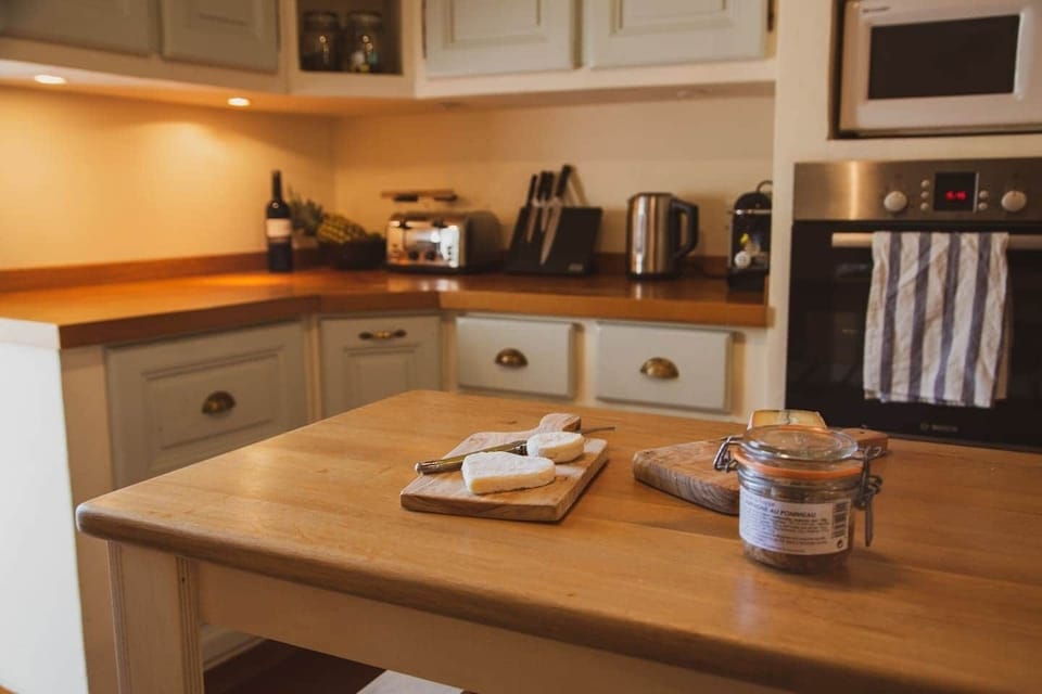 Kitchen | The kitchen is fully equipped with oven, coffee-maker, dishwasher and all the kit you need to cook a feast.