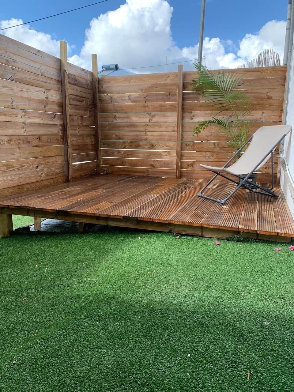 Découvrez notre charmante terrasse en deck, un véritable havre de paix idéal pour vos moments de détente.