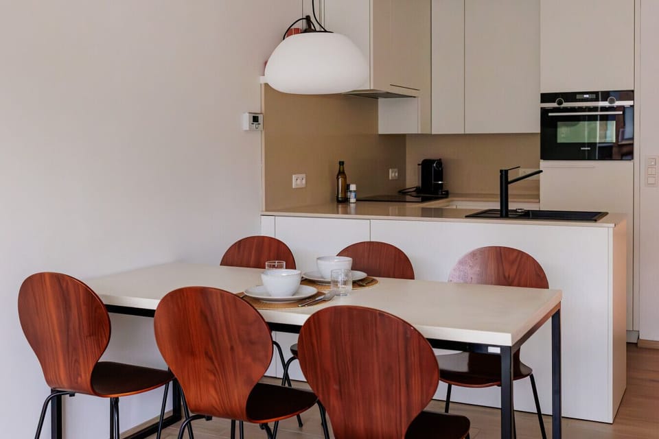 Ruime en moderne eetplaats met open keuken, ideaal voor lange, sfeervolle momenten aan tafel.