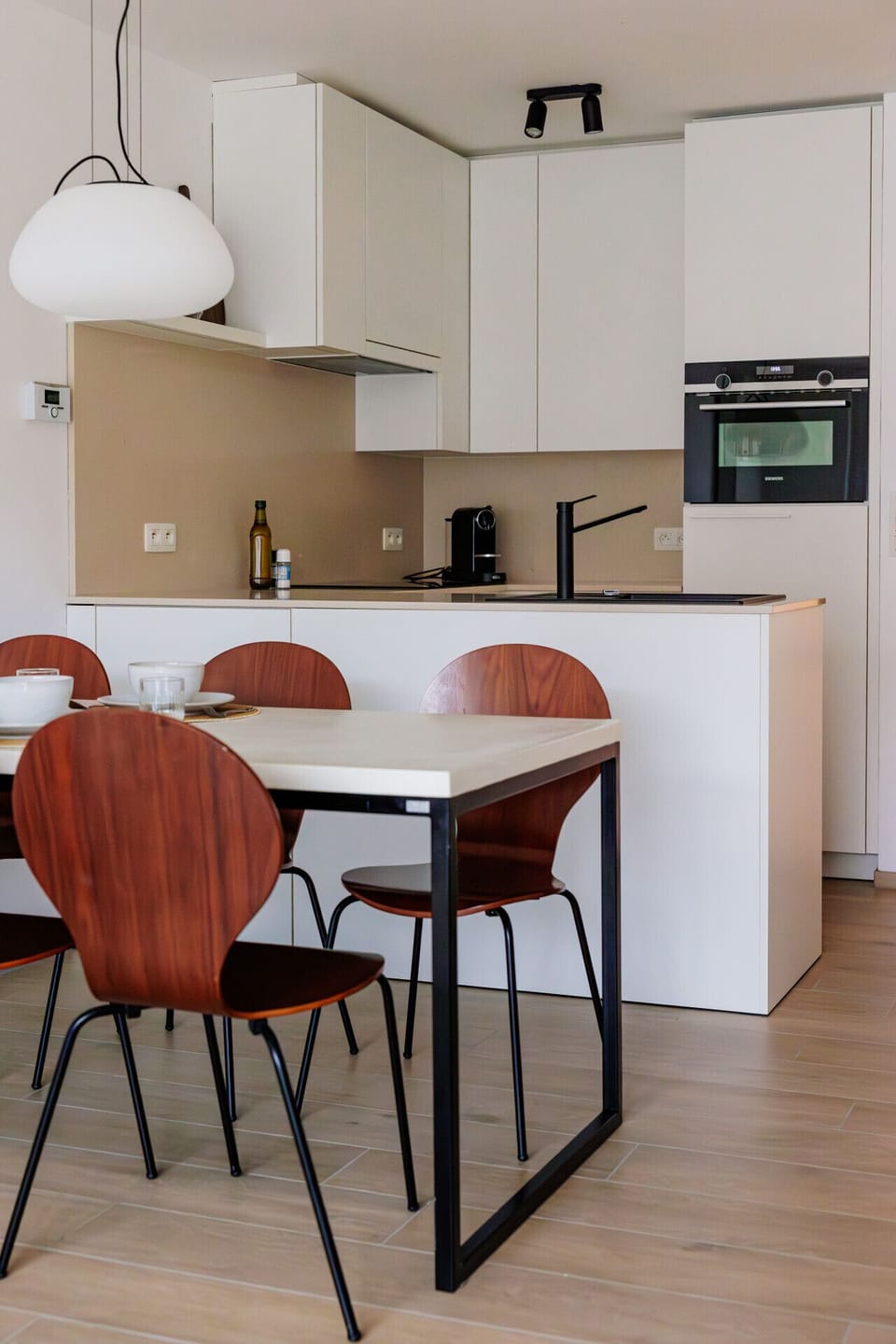 Lichte, moderne eetruimte met aansluitende keuken, perfect om samen te genieten van een ontbijt of een gezellige avondmaaltijd.