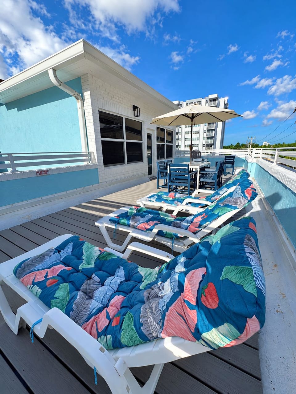 Spacious balcony, plenty of seating & lounging