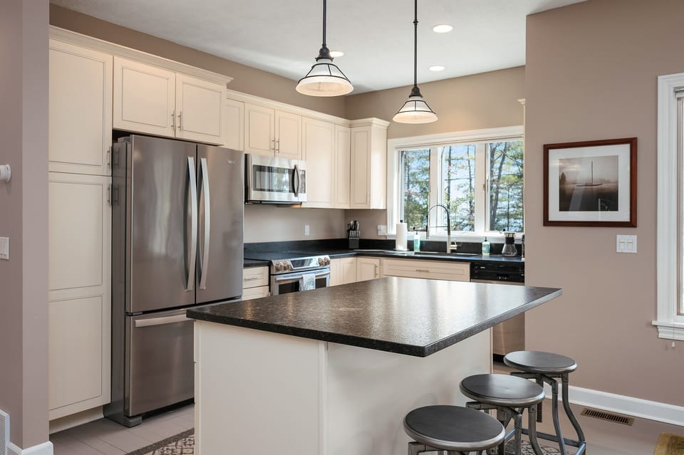 Fully equipped kitchen with island seating. 