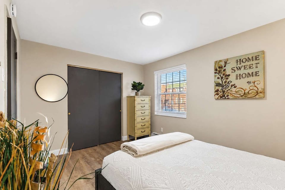 Bedroom — mirror and closet storage