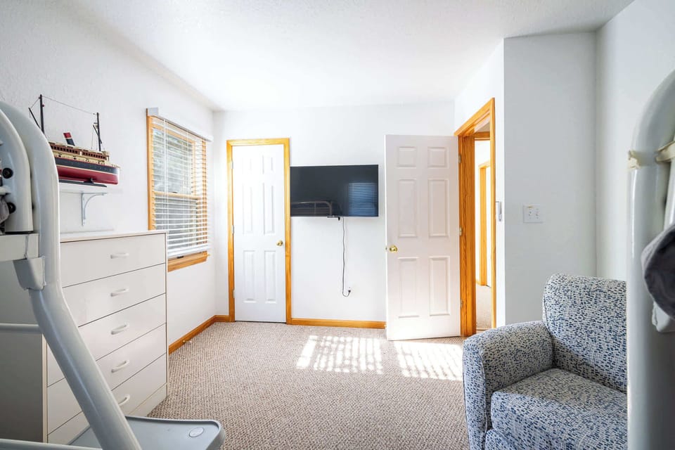 Mid level bunk room with TV and swivel chair (twin/twin & twin/full) 