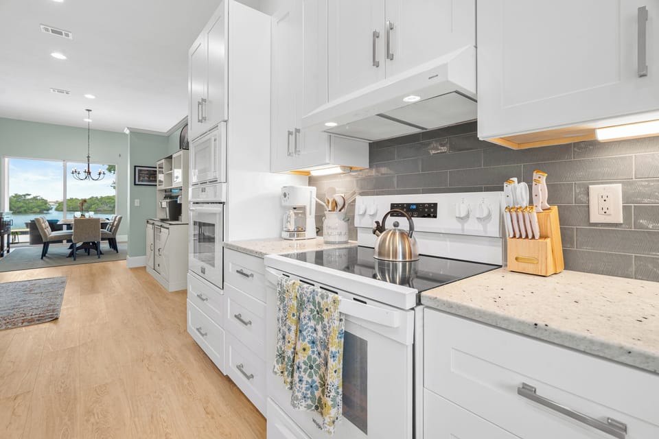 This fully-equipped kitchen is perfect for whipping up vacation goodies!