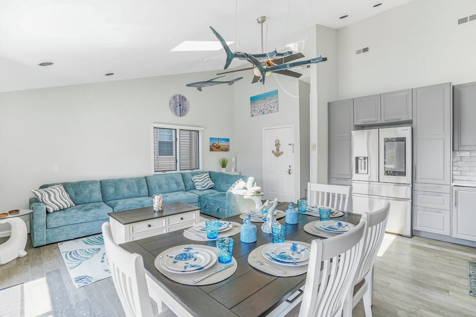 Beautifull updated main living area. high ceiling with skylights let sunshine in