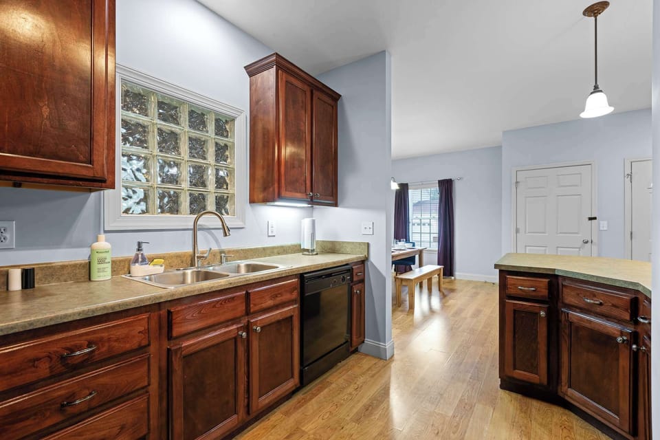 Kitchen sink and dishwasher 