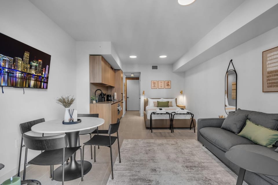 Warm & Welcoming Apt-Steps from Downtown -Walk Everywhere (9678)