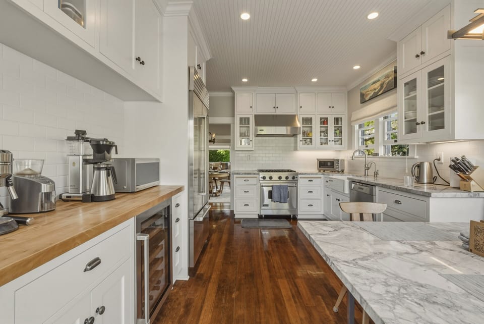 Gorgeous counters of quartzite and wood block