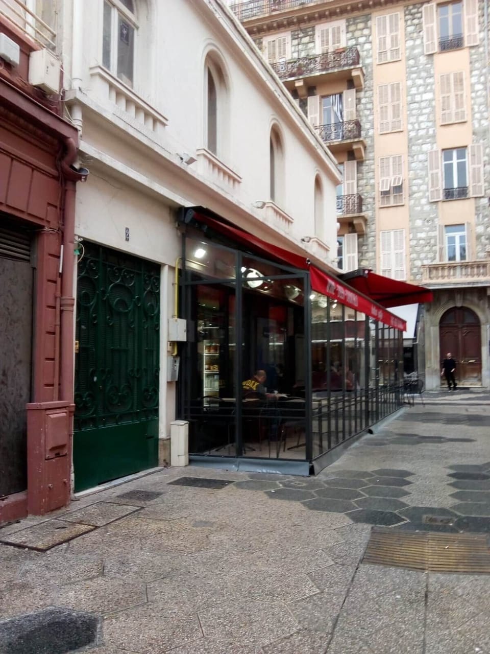 Entrée sécurisée de l’immeuble.