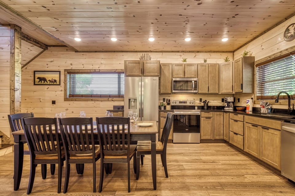 Cabin with a View in the Smoky Mountains "Honey Bear" - Fully furnished kitchen and dinging room