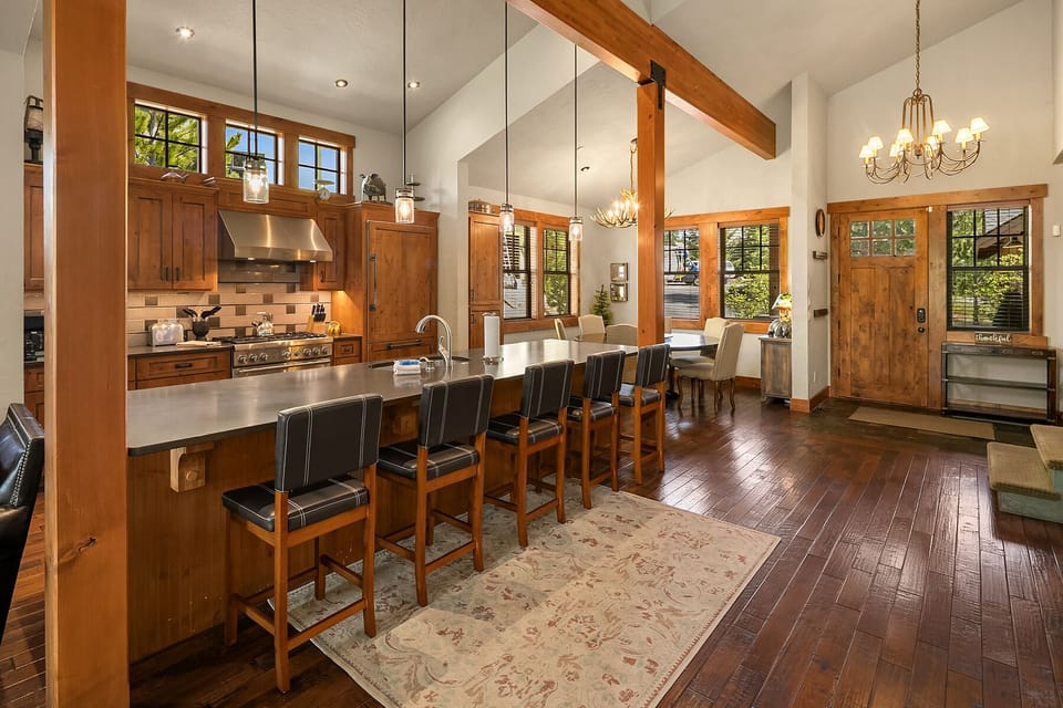 Creekside Cabin. - The dining area off the kitchen has seating for 6 with additional seating for 5 at the kitchen island.