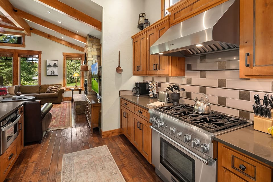 Creekside Cabin. - Fully stocked chefs kitchen!