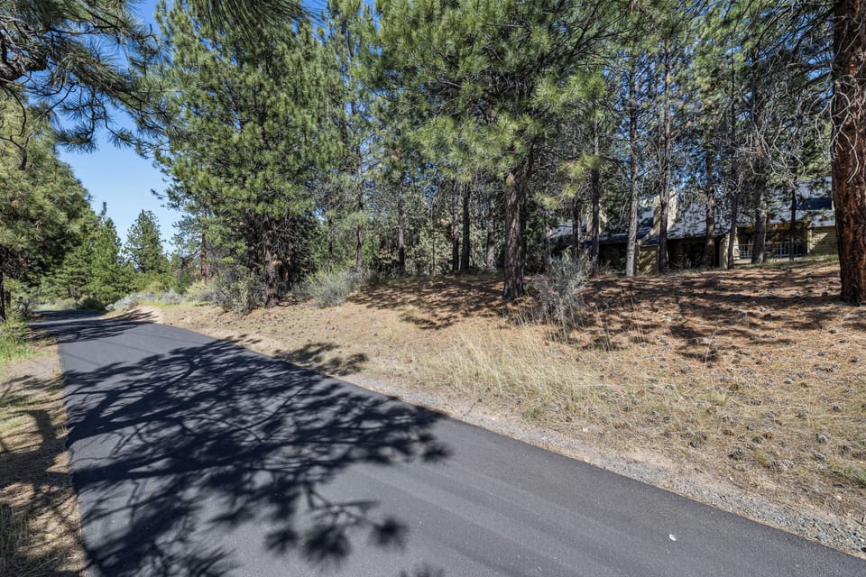 Local trails with access to the Deschutes River!