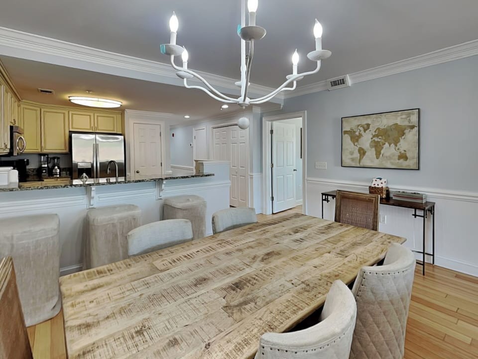 Dining Area w. Table + Bar Counter Seating