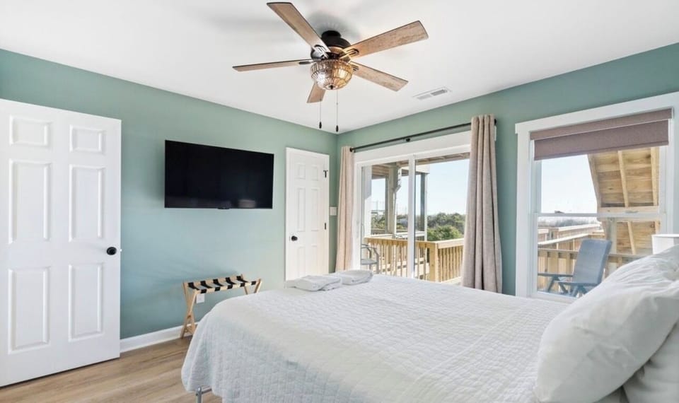 Queen Bedroom Ocean Facing
