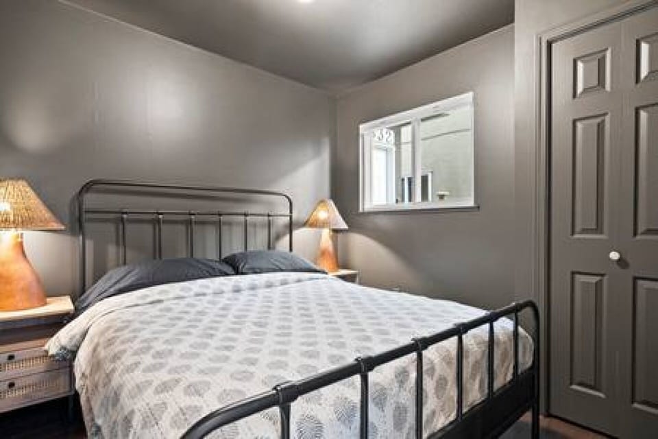 Cozy 2nd bedroom with queen size bed!