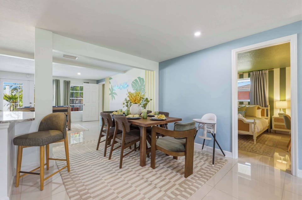 Room for everyone at this table! Spacious, bright, and family-ready — from the high chair to the breakfast bar, every guest feels right at home.