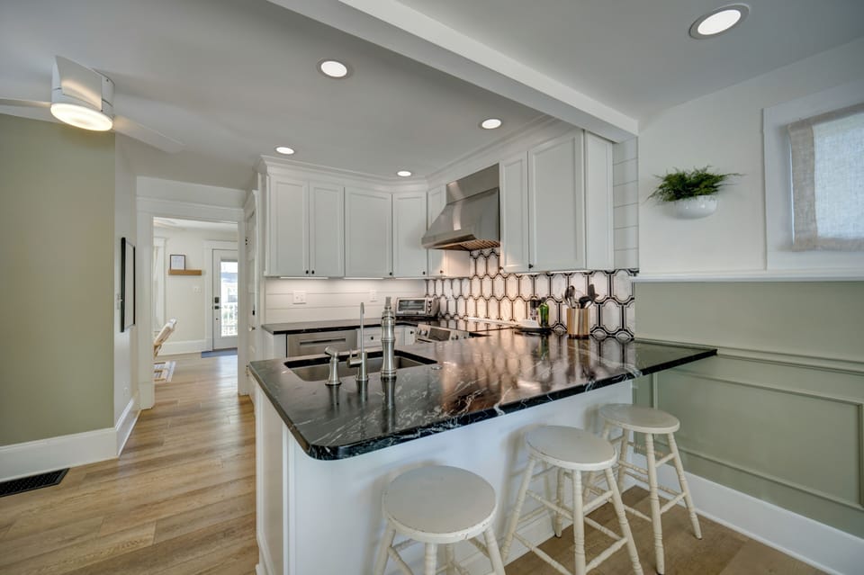 Comfortable seating at the peninsula with an 18" countertop overhang