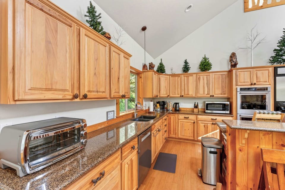 Dishwasher, double ovens, and prep space to cook for 12.