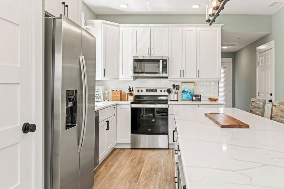 Ground-Level Kitchen with Bar (seats 4)